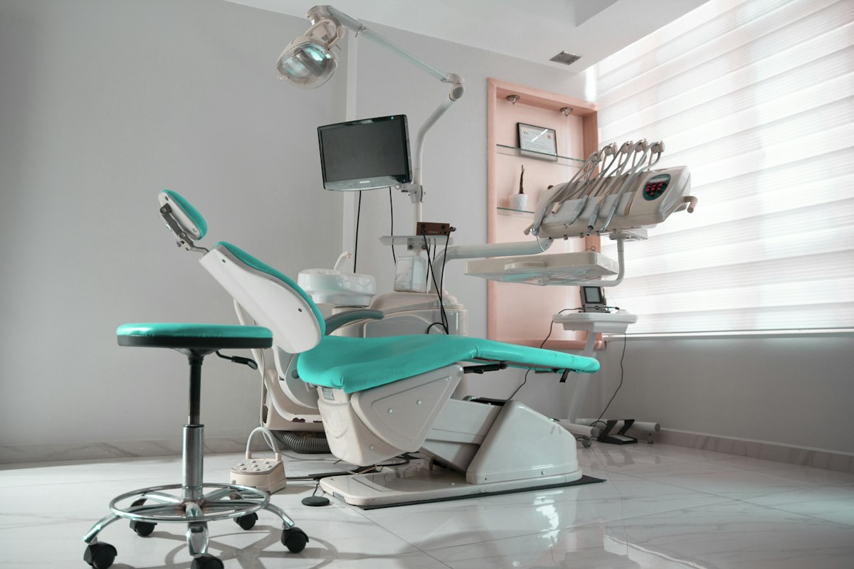 Consultório odontológico moderno e iluminado